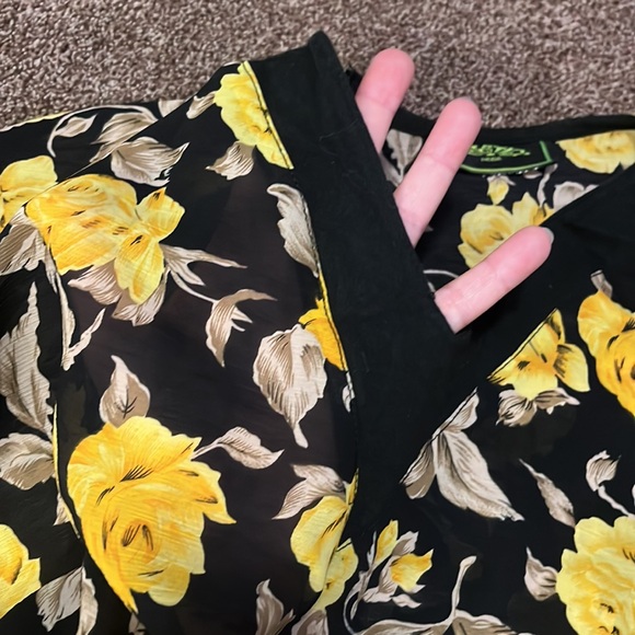 2/$30 Beautiful sheer Medium top - Picture 6 of 6